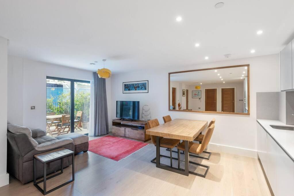Stylish 2 Bed 2 Bath In Highgate & Free Parking Apartment Лондон Екстериор снимка