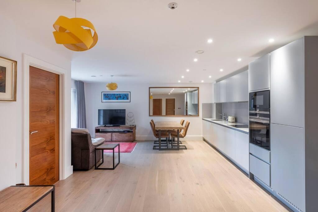 Stylish 2 Bed 2 Bath In Highgate & Free Parking Apartment Лондон Екстериор снимка