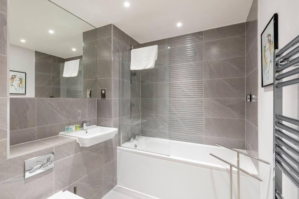 Stylish 2 Bed 2 Bath In Highgate & Free Parking Apartment Лондон Екстериор снимка