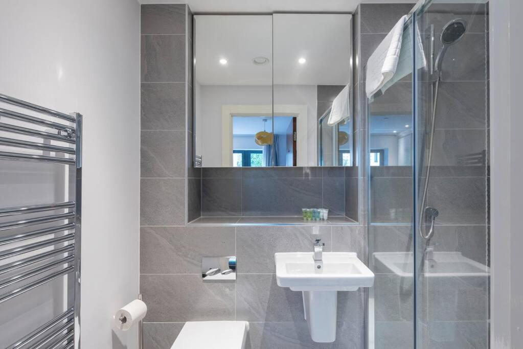 Stylish 2 Bed 2 Bath In Highgate & Free Parking Apartment Лондон Екстериор снимка