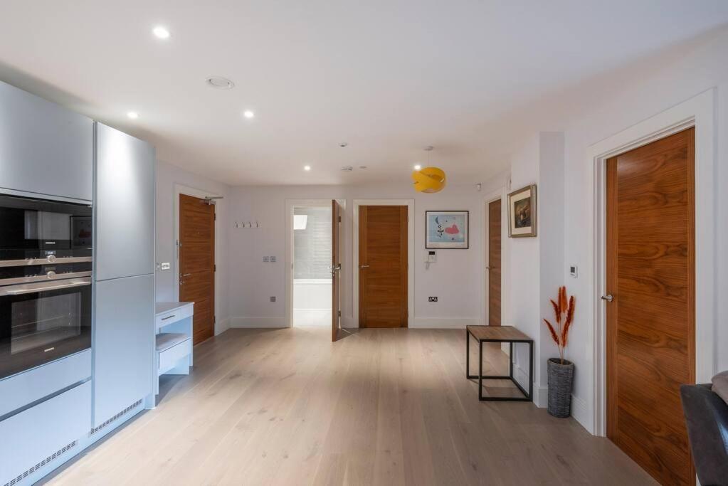 Stylish 2 Bed 2 Bath In Highgate & Free Parking Apartment Лондон Екстериор снимка